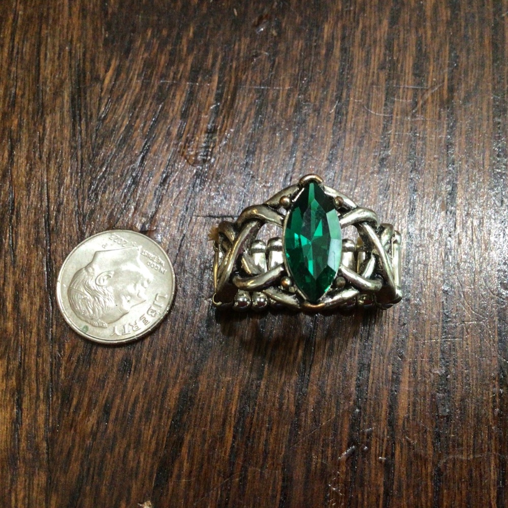 Stretchy band ring with green rhinestone, trimmed with silver - Picture 2 of 3